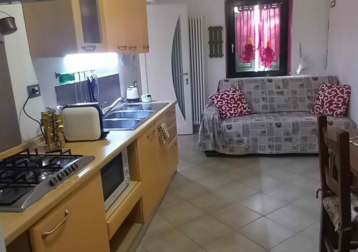 rondine 2 ZONA GIORNO CON CUCINA ATTREZZATA E DIVANO LETTO